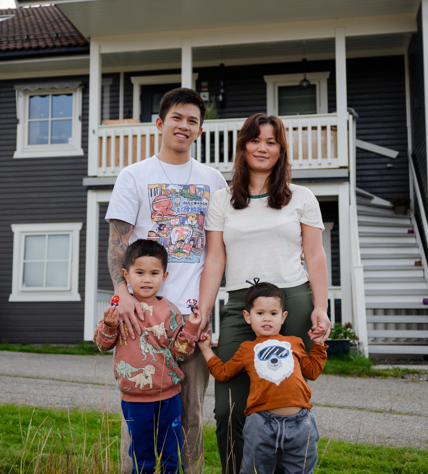 An, Ananga og barna utenfor det nye hjemmet sitt